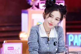 Baby双马尾盘发显清纯靓颜 polo衫搭百褶裙大秀骨感美腿图片