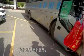 大理：情侣吵架，高速路上“分手”男子竟将女友狠心赶下车图片