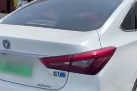 青岛一市民购新车上路两年左右驱动轴断了三次 4s店：给驱动轴终身延保图片