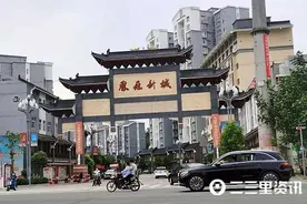 火车穿小区而过，半小时一趟，丹凤这小区业主被吵得睡不着图片