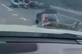 “救人为重”，一场交通事故后，他跪地给外卖小哥做人工呼吸图片