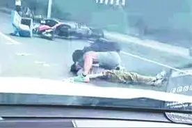 他跪地给外卖小哥做人工呼吸图片