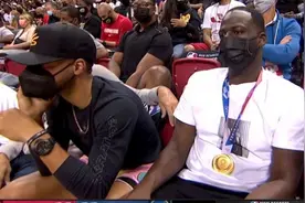 追梦戴着明晃晃的奥运金牌 来到库里身边坐下观战图片