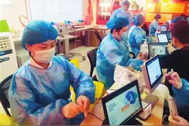 医护人员“变身记”图片