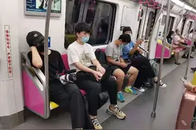 记者体验丨28分钟到达！青岛地铁首班直达机场快车开出，乘客、空姐、地面服务人员齐赶车图片