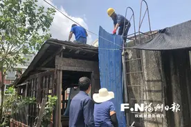 晋安城管拆除小区楼顶违建图片