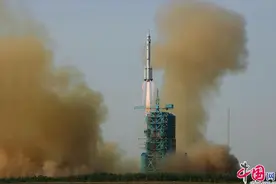中国载人航天史回顾｜神舟九号：实施首次载人空间交会对接 中国首位女航天员飞天图片