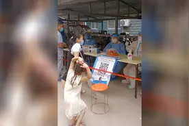 暖萌甜！得知核酸检测阿姨过生日 五岁小女孩现场唱歌送糖图片