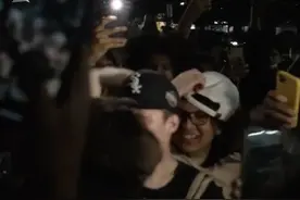 纽约州州长科莫宣布辞职后 纽约民众狂欢庆祝图片