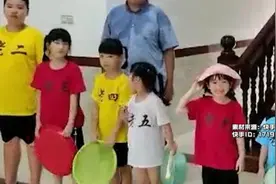 爷爷带11名孙辈在乡下过暑假：带他们干农活，大的帮带小的