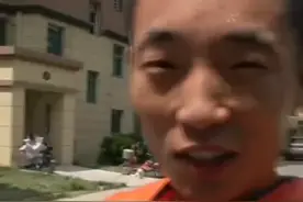 心疼！消防员高温下灭蜂，脱下防蜂服拧下一地汗水图片