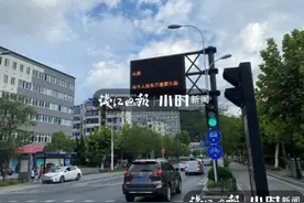 不愿戴头盔？有可能“顿顿饭有人喂”哦！杭州大街上一个提示让网友们笑喷了图片