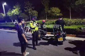 一群年轻人驾驶大功率摩托夜间“炸街”，居民不堪其扰报警图片