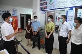 童炜鑫强调：查找漏洞 扎紧篱笆 全面筑牢织密疫情防控网图片