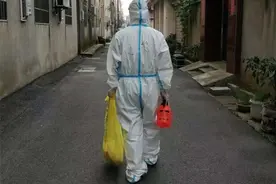 夫妻疫线上相遇，短暂相聚一分钟各自投入奋战图片