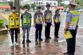 东莞石排200余名外卖小哥摇身变义警图片