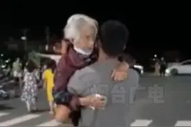 孙子抱着98岁奶奶去做核酸 全程对奶奶照顾细致认真图片