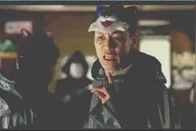 笑死！男子携刀抢银行，经理根本不信，打劫变尬聊图片