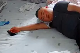 宝宝趴着睡觉，爸爸惊醒误以为窒息，翻身爬起查看情况图片