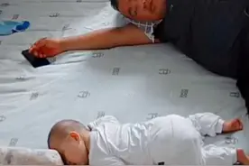 宝宝趴着睡觉，爸爸惊醒误以为窒息，翻身爬起查看情况图片