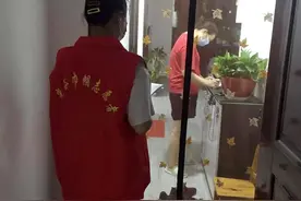 “05后”来了！光谷这位“准高中生”和母亲一起参与社区防疫图片