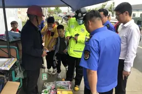 校门口摆满了小吃摊，售卖的却是“三无”食品图片
