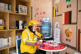 每日一词∣维护外卖送餐员权益 protection of food delivery workers' rights图片