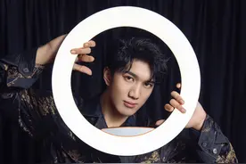 韩美娟和韩佩泉：一体两面，再难自洽丨人物图片