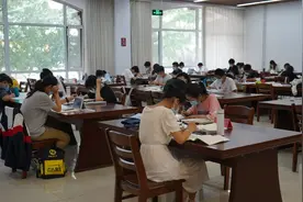 图书馆的同志们辛苦辛苦，早一点开门，以免孩子们排队辛苦……图片