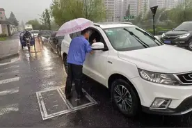 他被晚高峰的暴雨淋得湿透，心情却很好图片