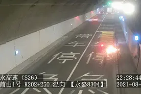 小鸡快跑！货车高速翻车，​400只鸡上演“大逃脱”图片