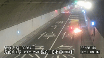 小鸡快跑！货车高速翻车，​400只鸡上演“大逃脱”图片