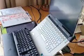小伙在隔离酒店备战考研，每天坚持练声一小时图片