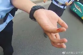 女子乘公交拒戴口罩还辱骂、威胁、抓伤多名警察 济南警方：该女子已被刑拘图片