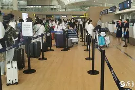 青岛胶东国际机场首批出入境旅客顺利通关图片