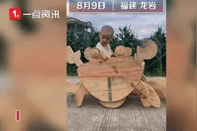 爷爷给孙子做螃蟹车，网友：馋哭隔壁300个月的宝宝……图片