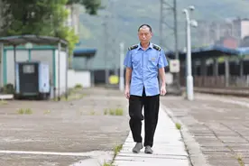 从“小王”到“老王”59岁站长坚守小站40年图片