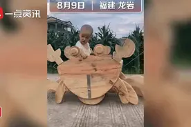 手艺人！爷爷给孙子做螃蟹车，网友：馋哭隔壁300个月的宝宝图片