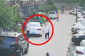 惊险！一顿操作猛如虎，结果倒车出事故图片