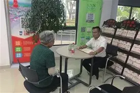 这位小巷总理，说话快、走路快、做事快！图片