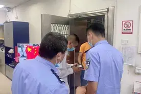 男子凌晨乘车不慎遗失钱包，民警连夜查找及时发还图片