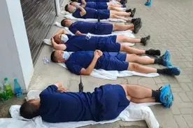 鄂州街头，消防员连续奋战后席地而眠，网友瞬间泪目图片