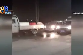 深夜车辆排队，抽取河水卖钱？图片