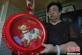 贵州遵义七旬老人用布艺“堆”出精美画作图片