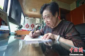 贵州七旬老太碎布上“演绎”浮雕艺术图片