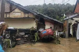 湖北随州暴雨：有镇区积水达到2.46米，电力、通讯正在抢修图片