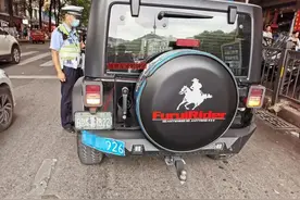 贵阳一车主买外国车牌装饰爱车，交警：涉嫌违法图片