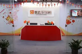 上门一对一辅导机构倒闭，福州百位家长被套，全国多地家长维权「新闻三剑客」图片