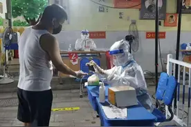 夜色里，小区响起《阳光总在风雨后》的暖心旋律......图片