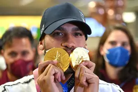 东京奥运会田径男子100米金牌得主雅各布斯宣布将于2022年重返赛场图片